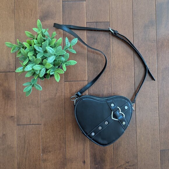 HEART SHAPE BUCKLE DETAIL BAG - Picture 1 of 2